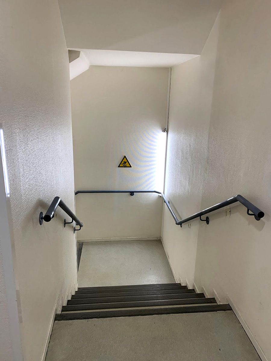 Nettoyage d'une cage d'escalier dans un bâtiment collectif