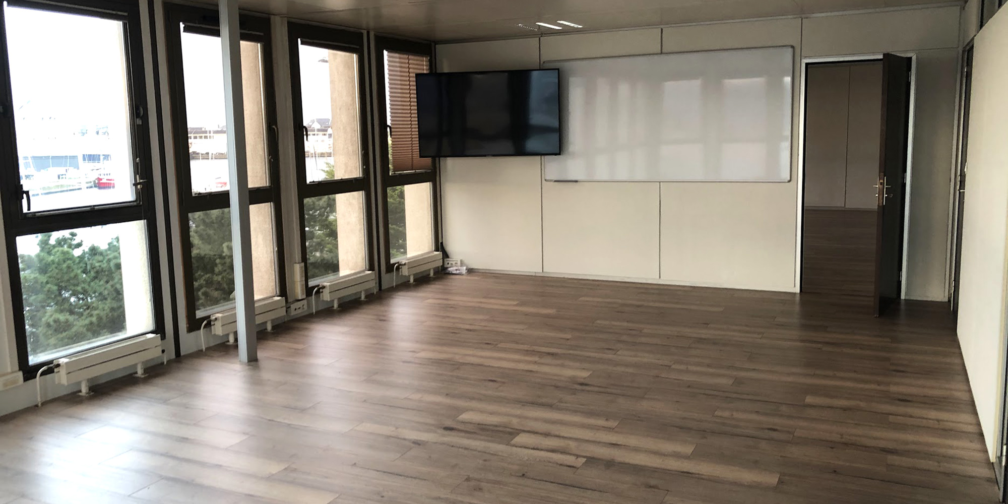 Nettoyage de parquet dans une salle de formation