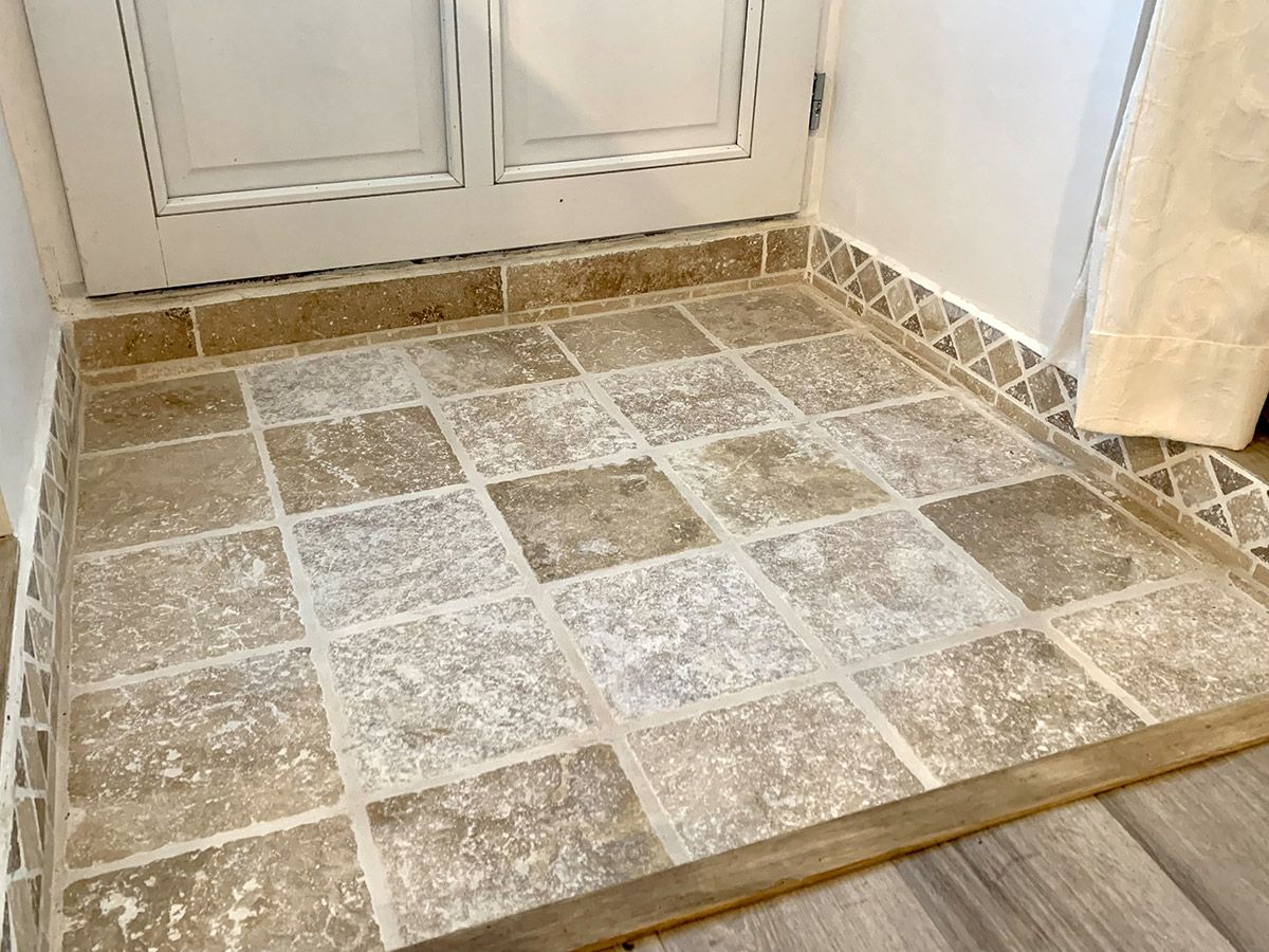 Pierres naturelles dans une entrÃ©e avec frise sur les cÃ´tÃ©s