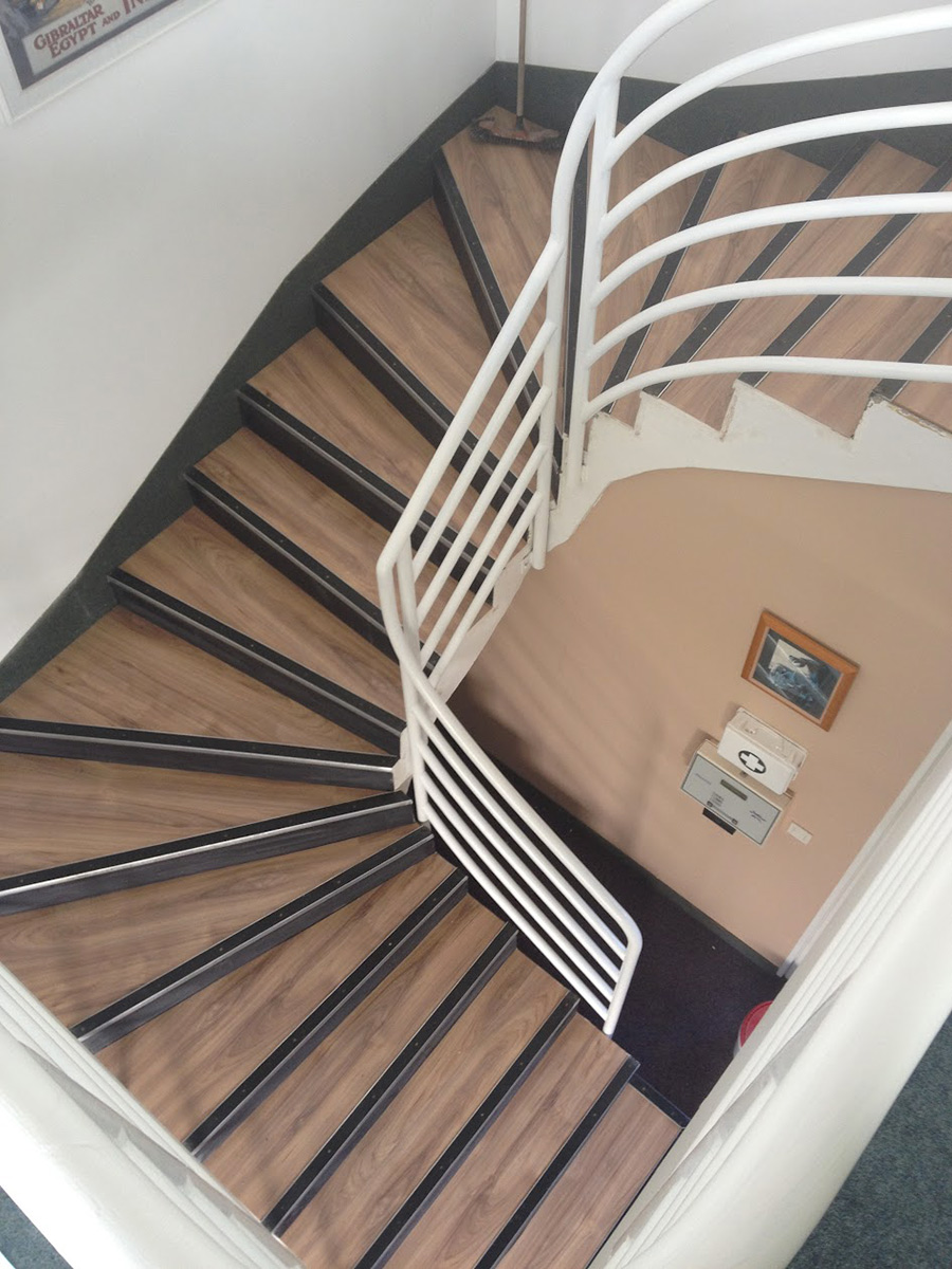 Entretien d'un escalier dans une entreprise